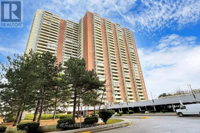 PH18 - 5 MASSEY SQUARE