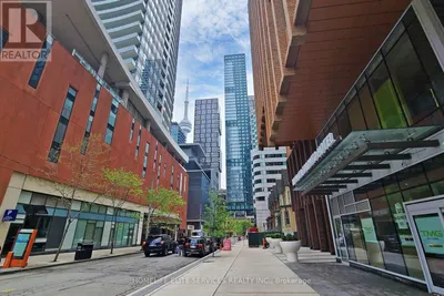 702 - 327 KING STREET W