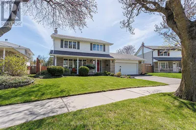 8 MARKWOOD CRESCENT