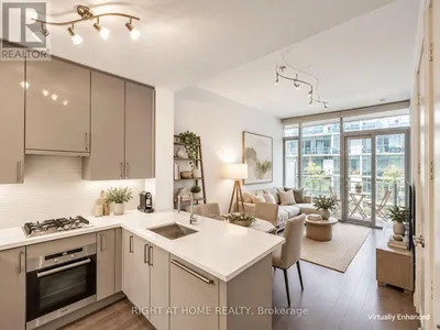 807 - 39 QUEENS QUAY E