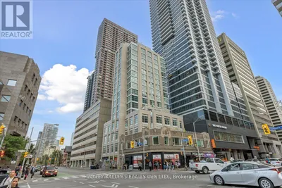 PH03 - 409 BLOOR STREET W